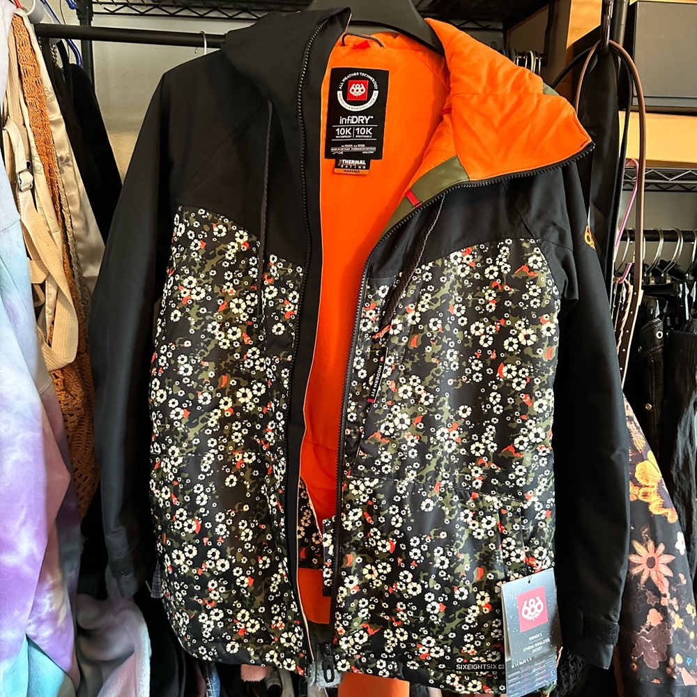 686 women’s snow jacket